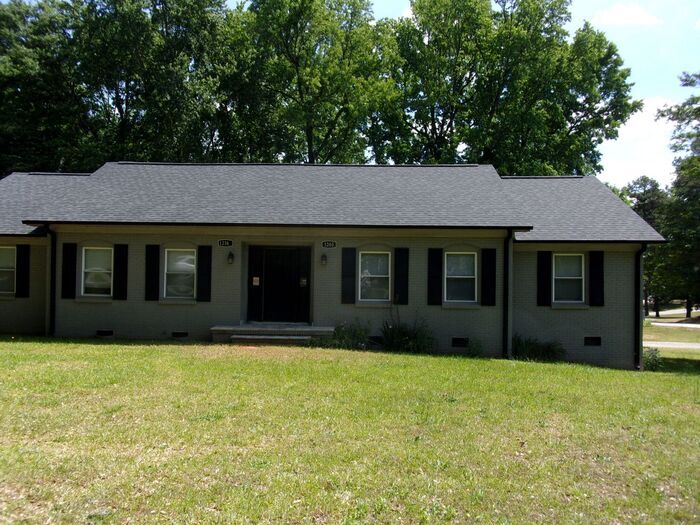Foto principal - Spacious 2 Bedroom 1 Bath Duplex Minutes t...