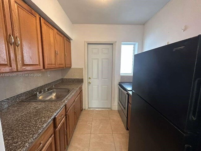 Foto del edificio - 8321 Crespi Blvd