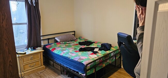 Back Large Bedroom - 877 Marion Av