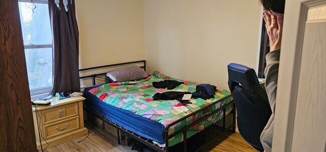 Grande chambre à coucher arrière - 877 Marion Av