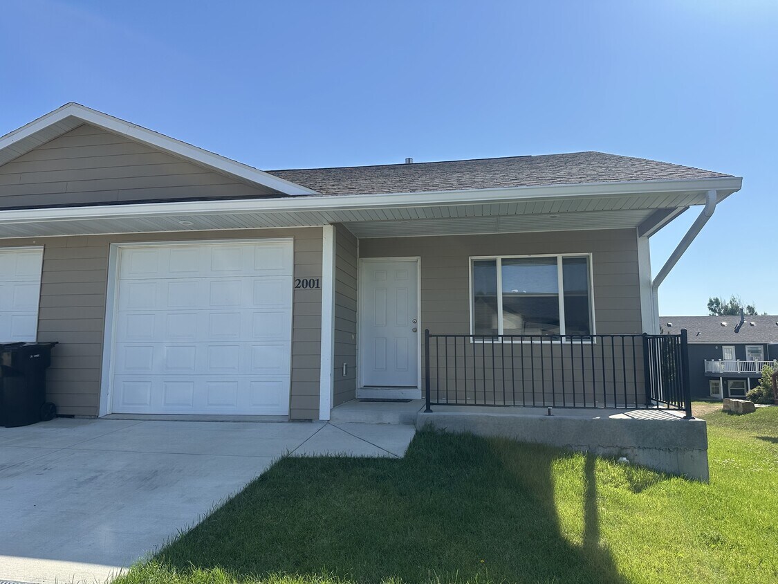 Foto principal - 2001 Lake Hills Dr