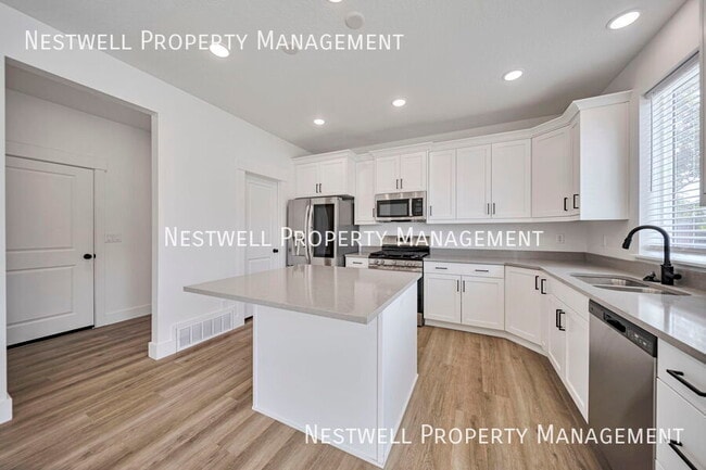 Building Photo - 679 Eastcrest Ave