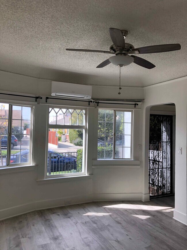 living room - 1150 N Ardmore Ave