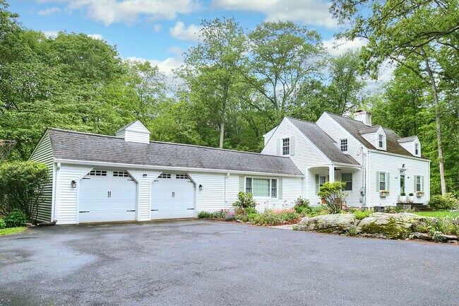 Building Photo - 11 Clover Dr