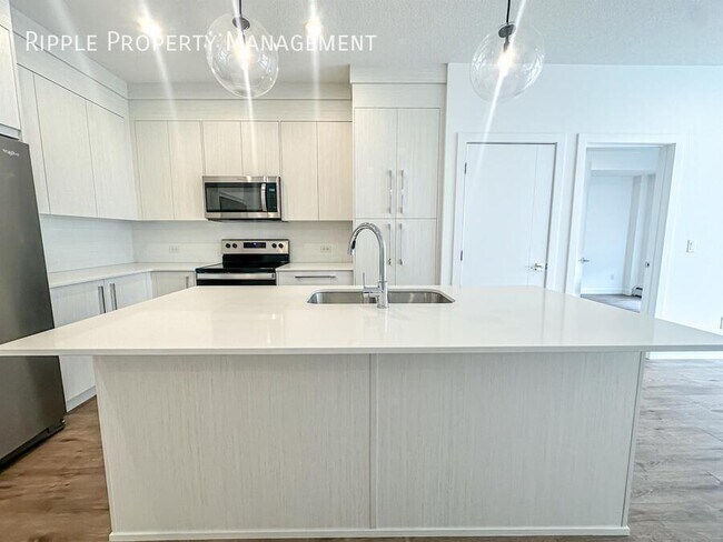 Photo du bâtiment - BRIGHT AND MODERN 2 BEDS/ 2 BATH CONDO
