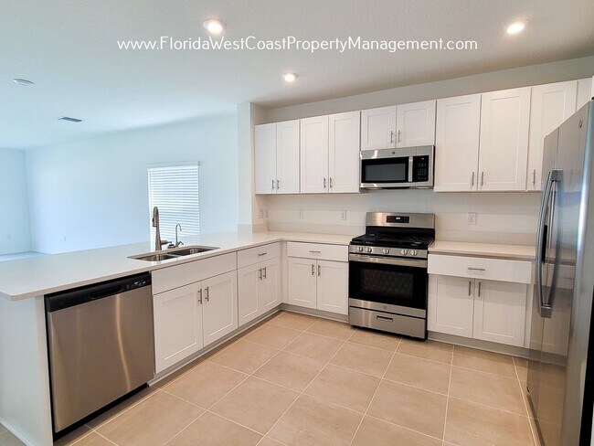 Foto del edificio - SPACIOUS 3 BEDROOM/ 2 BATH PLUS FLEX SPACE...