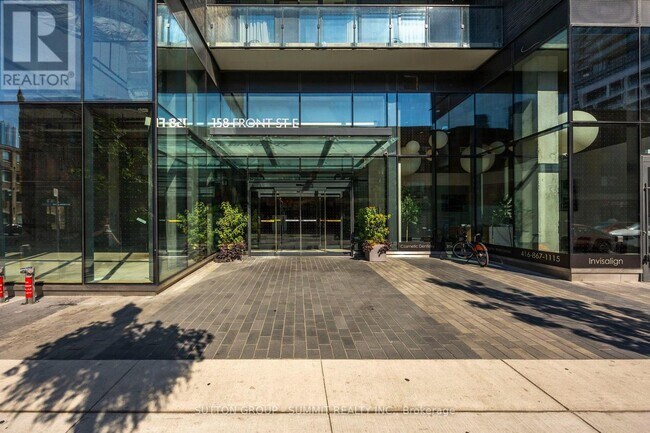 Photo du bâtiment - 158 Front St E