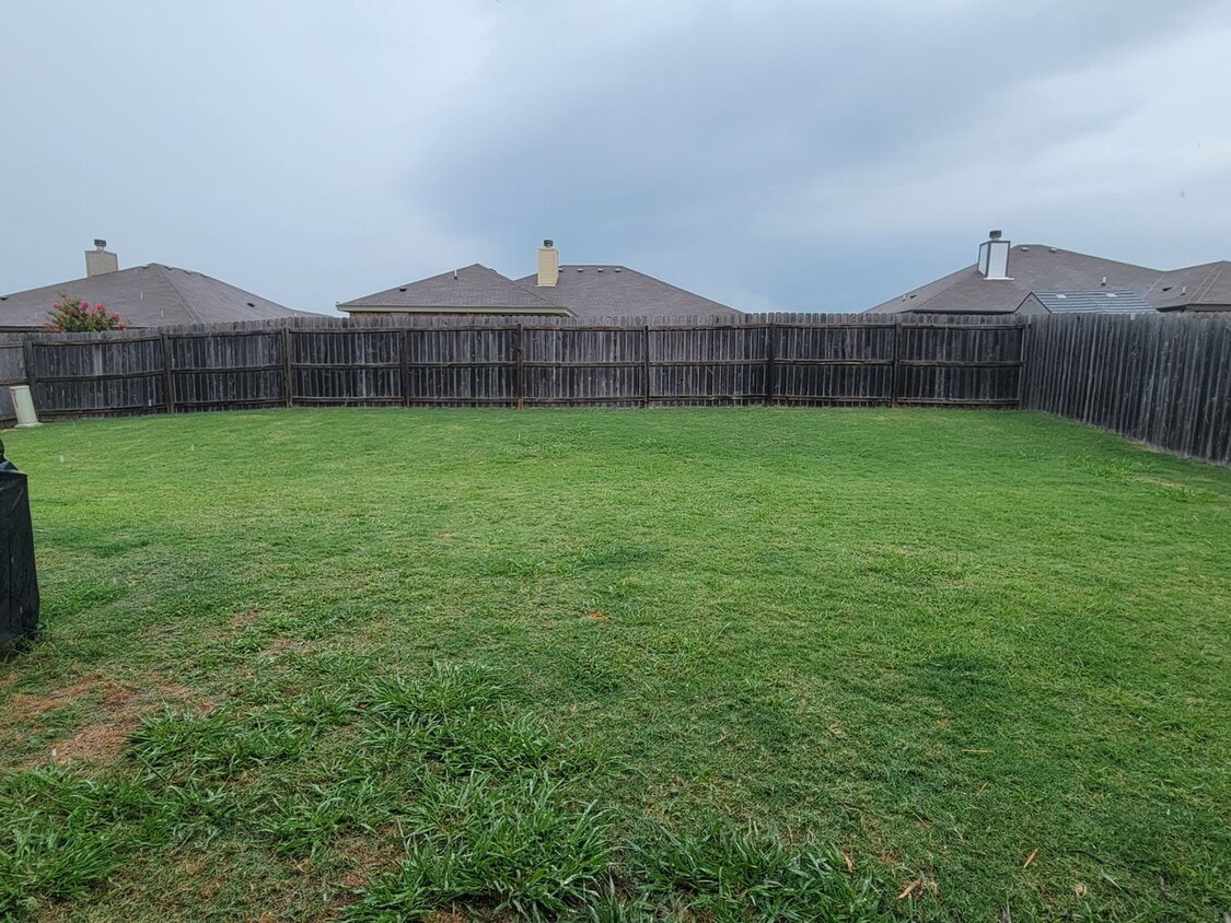 Foto del edificio - Move In Ready 4 Bedroom Home in Goodnight Ranch with Solar Panels!