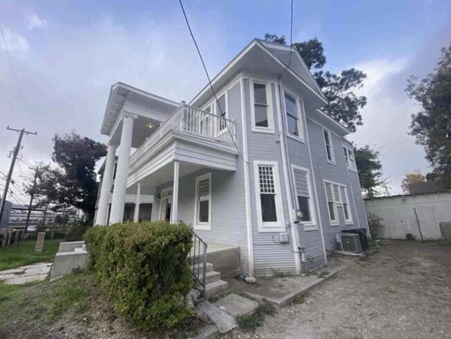 Building Photo - 639 W Elmira St