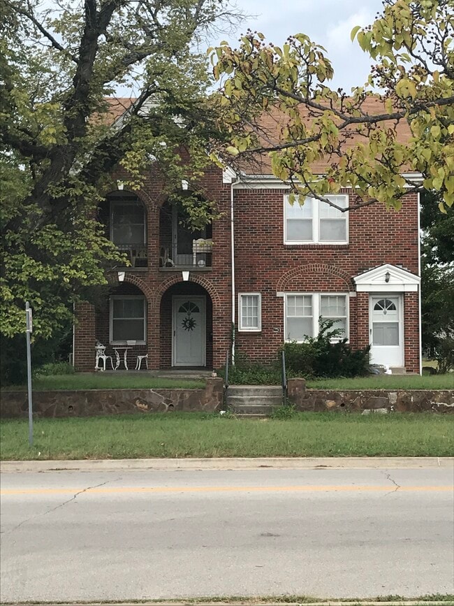 Front of building - 544 N Broadway Street