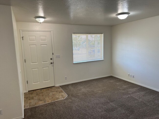 Foto del edificio - Updated 2 bedroom 2 bath triplex in Spring...