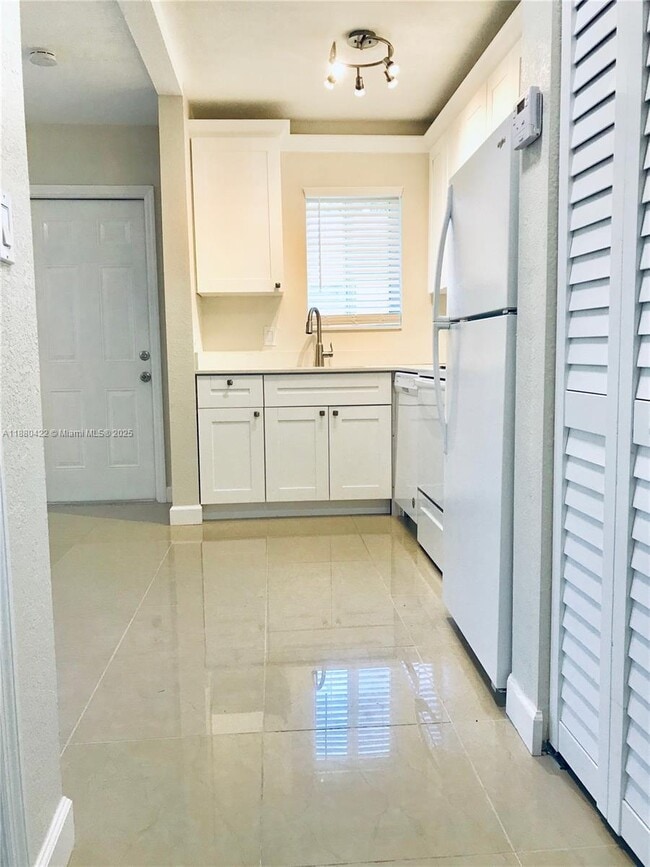 Building Photo - 1949 Funston St