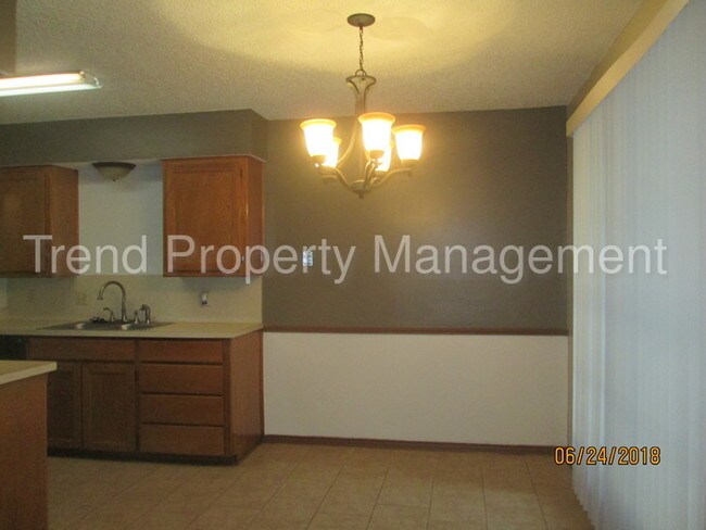 Building Photo - Clean 3/2/1 duplex - move in ready!