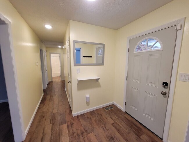 Building Photo - Fully upgraded 3 bedroom 2 bath home in Ma...