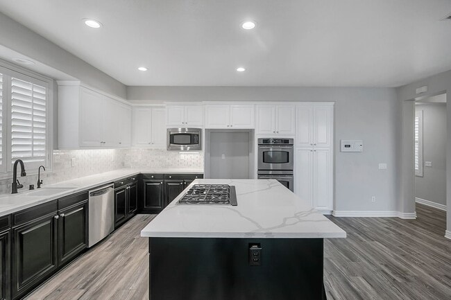 Building Photo - Gorgeous 5 Bedroom Home Behind the Gates i...