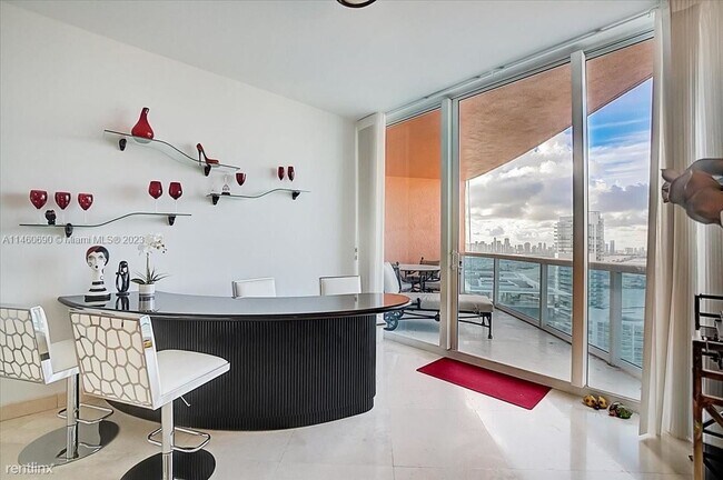 Foto del edificio - 2 br, 2.5 bath Condo - 300 S Pointe Dr Apt...