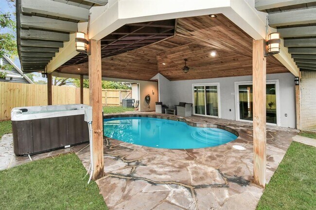 Building Photo - 909 Riverside Ct