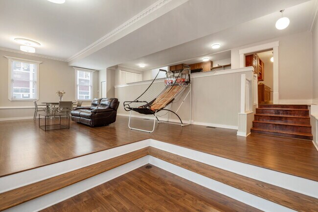 Building Photo - 527 Park Ave