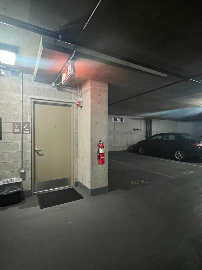 Foto del edificio - 451 W Huron St