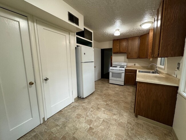 Building Photo - 4 bed/1.5 bath House with large backyard