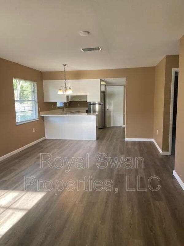 Building Photo - 724 Zella Ln