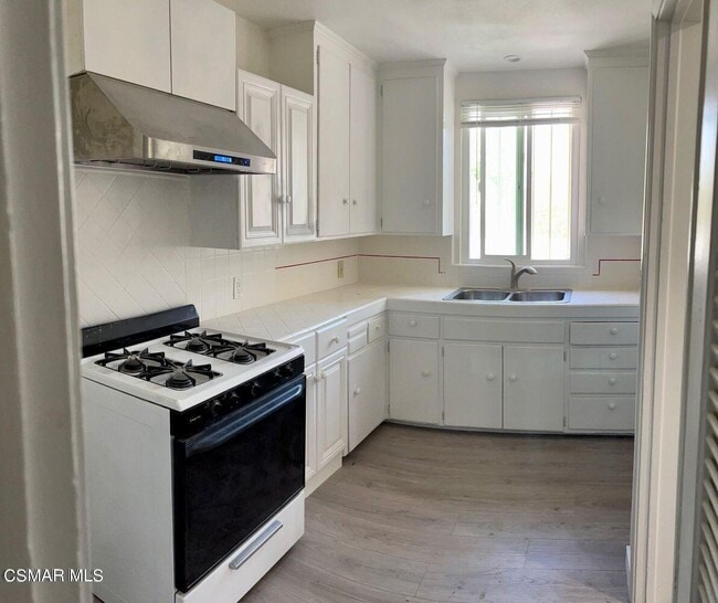 Building Photo - 5728 Hazeltine Ave