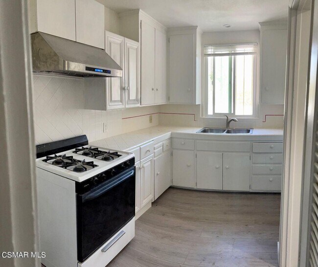 Foto del edificio - 5728 Hazeltine Ave