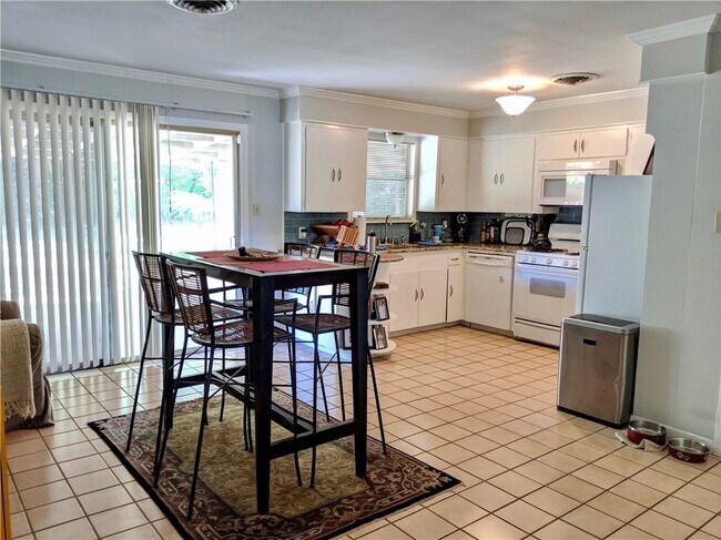 Foto del edificio - 619 Long Bow Ln