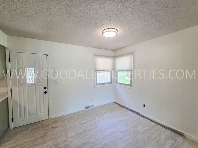 Foto del edificio - 4 Bedroom Split-Level Home for Rent in Urbandale – 2 Living Areas & Private Backyard!