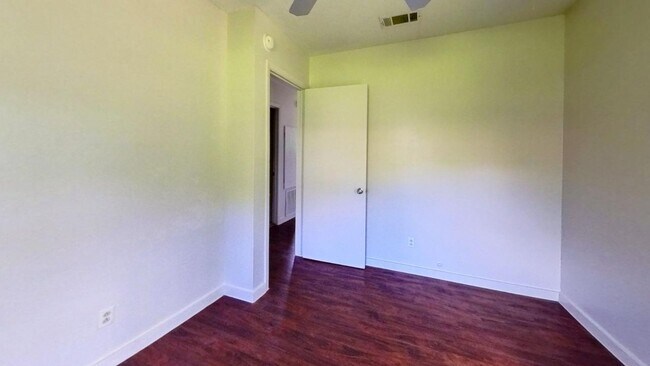 Building Photo - 210 Jackman St