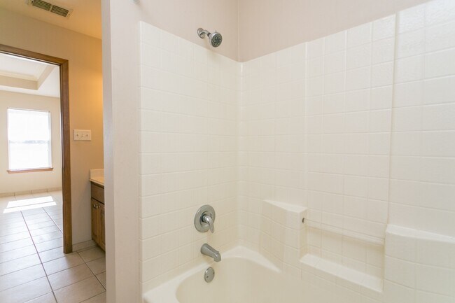 Foto del edificio - 16101/16103 Rolling Meadows Dr.