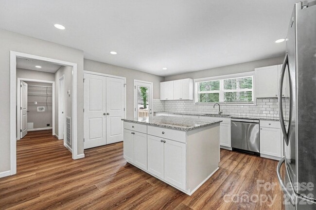 Foto del edificio - 931 E Front St