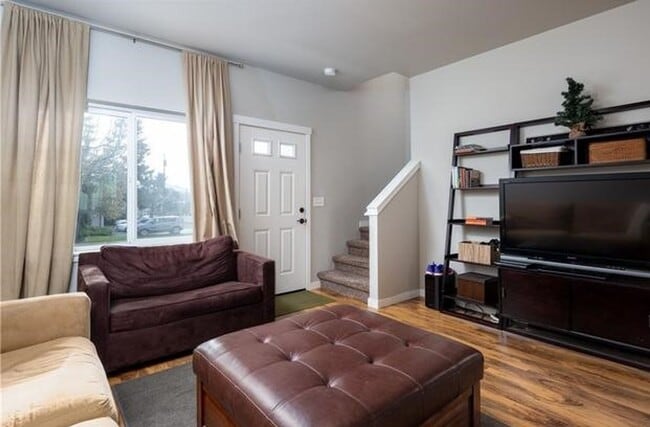 Building Photo - Lovely 2 Bedroom Townhouse - Pets Possible