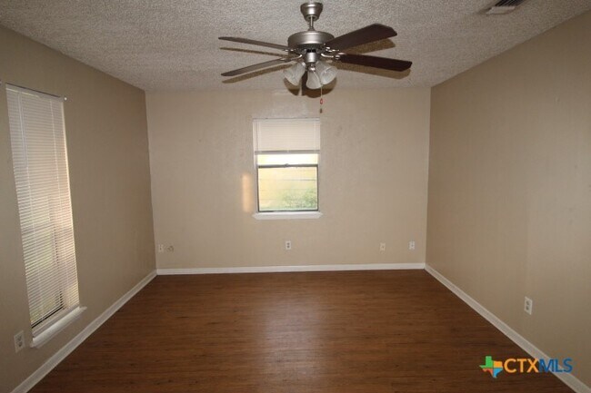 Building Photo - 825 Michelle Dr