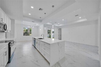 Building Photo - 2515 Sunniland Blvd