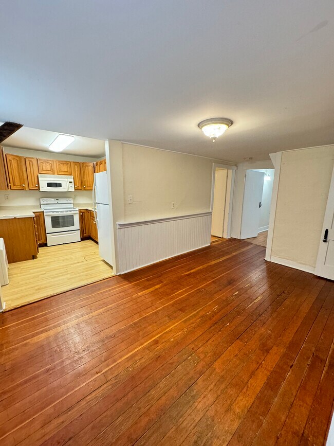 Building Photo - 1758 Farmington Ave