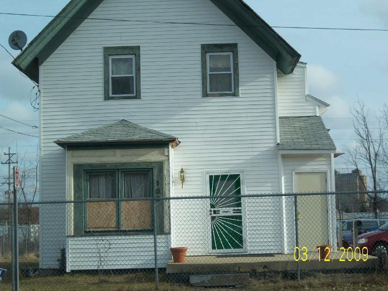 Foto del edificio - 100 Upton Ave