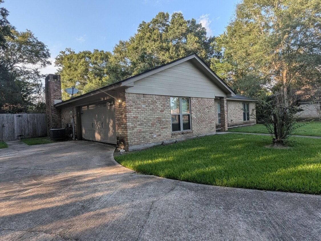 Building Photo - 13060 Larch Ln