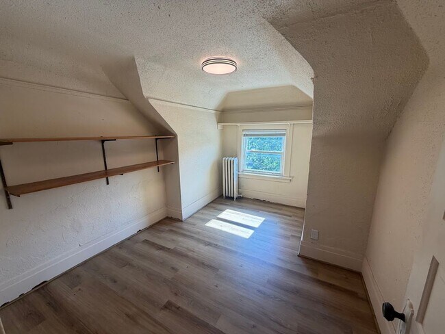 Foto del edificio - 611 Kellogg Ave