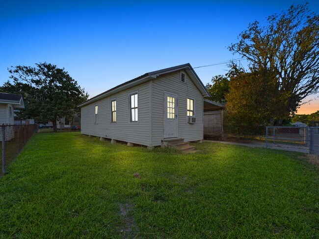 Building Photo - Charming Cottage Available now!