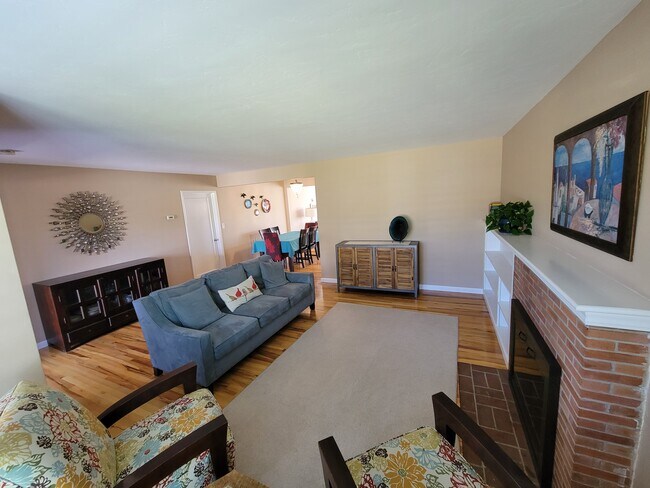 Front room - 123 Poinsettia Ave