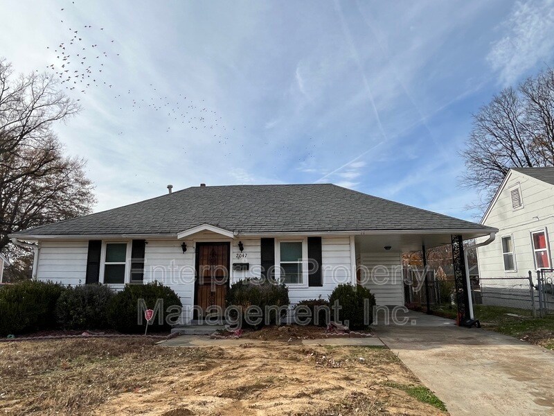 Primary Photo - 2047 Warren St
