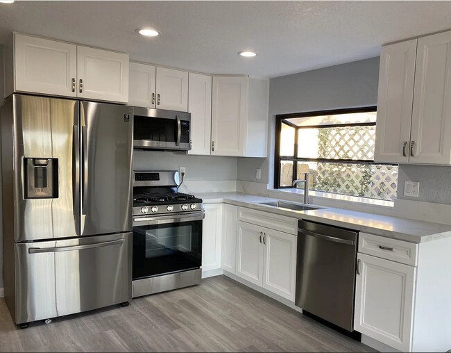 Building Photo - 5539-5541 Dorothy Drive