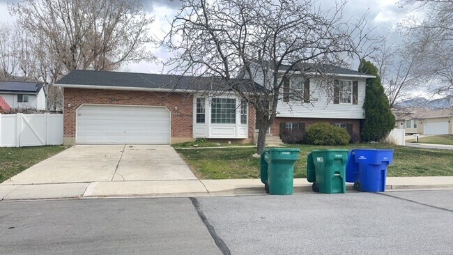 Building Photo - Great location Quaint Orem Home w 2 car garage!