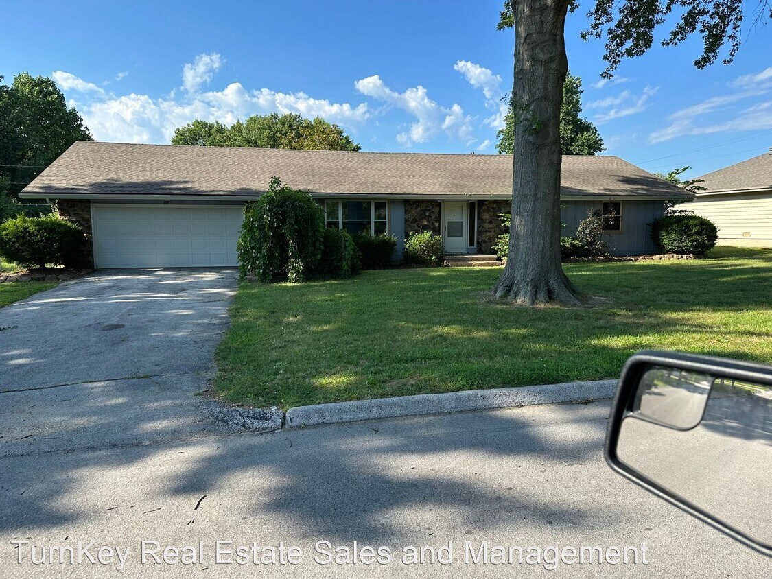Foto principal - 3 br, 2 bath House - 103 W Aven