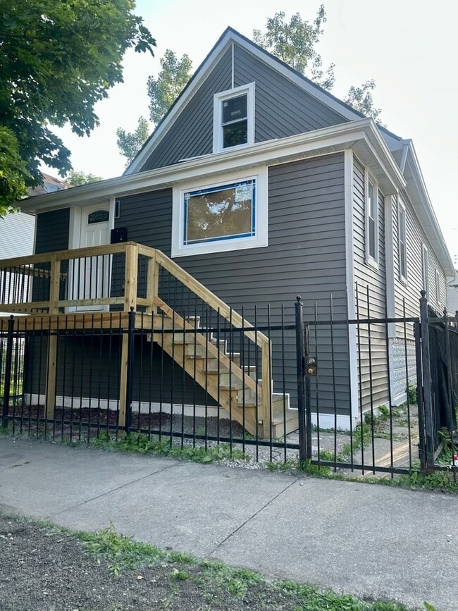 Building Photo - 10509 S Edbrooke Ave