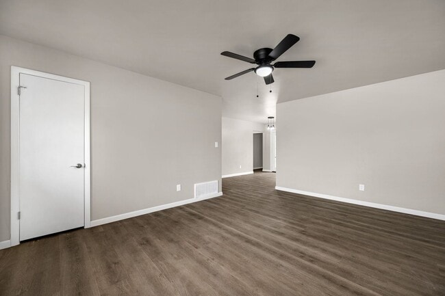 Building Photo - 509 NE Cimarron Cir