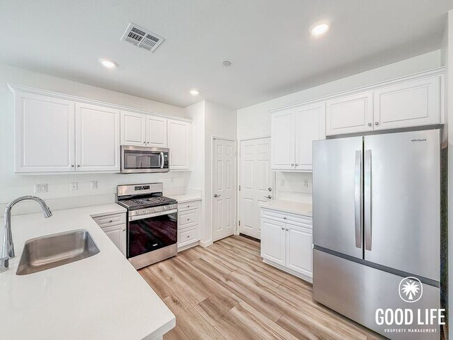 Building Photo - 24159 Verin St