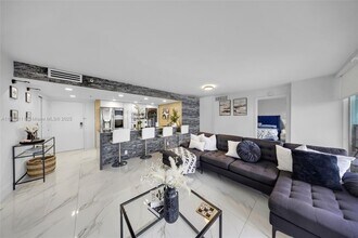 Building Photo - 7601 E Treasure Dr