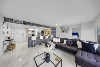 Building Photo - 7601 E Treasure Dr